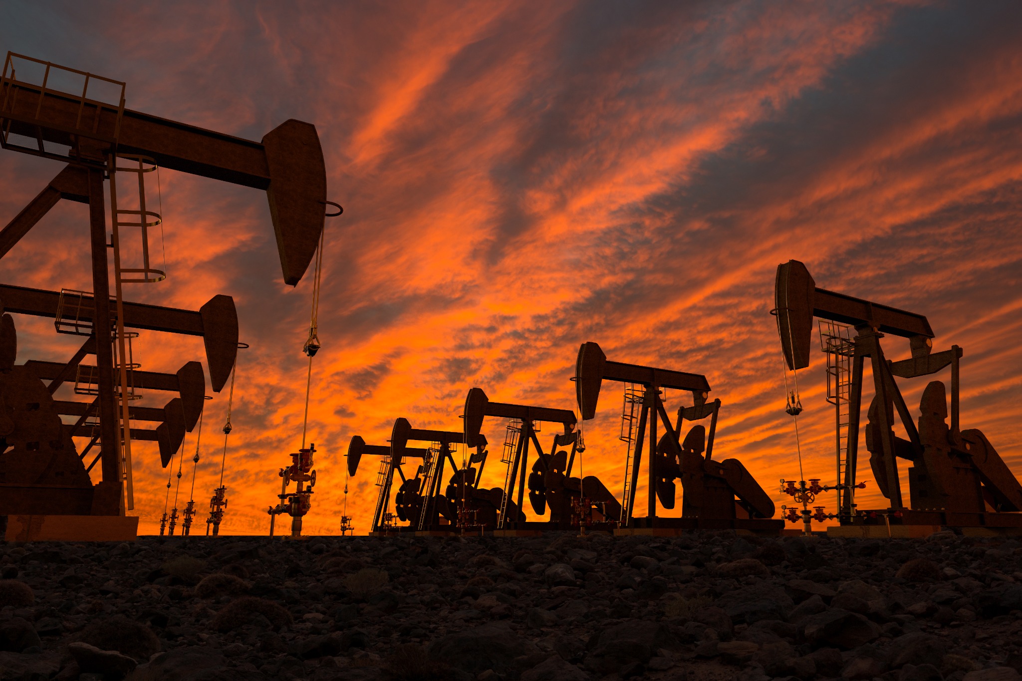 Bombas extractoras en operación al atardecer